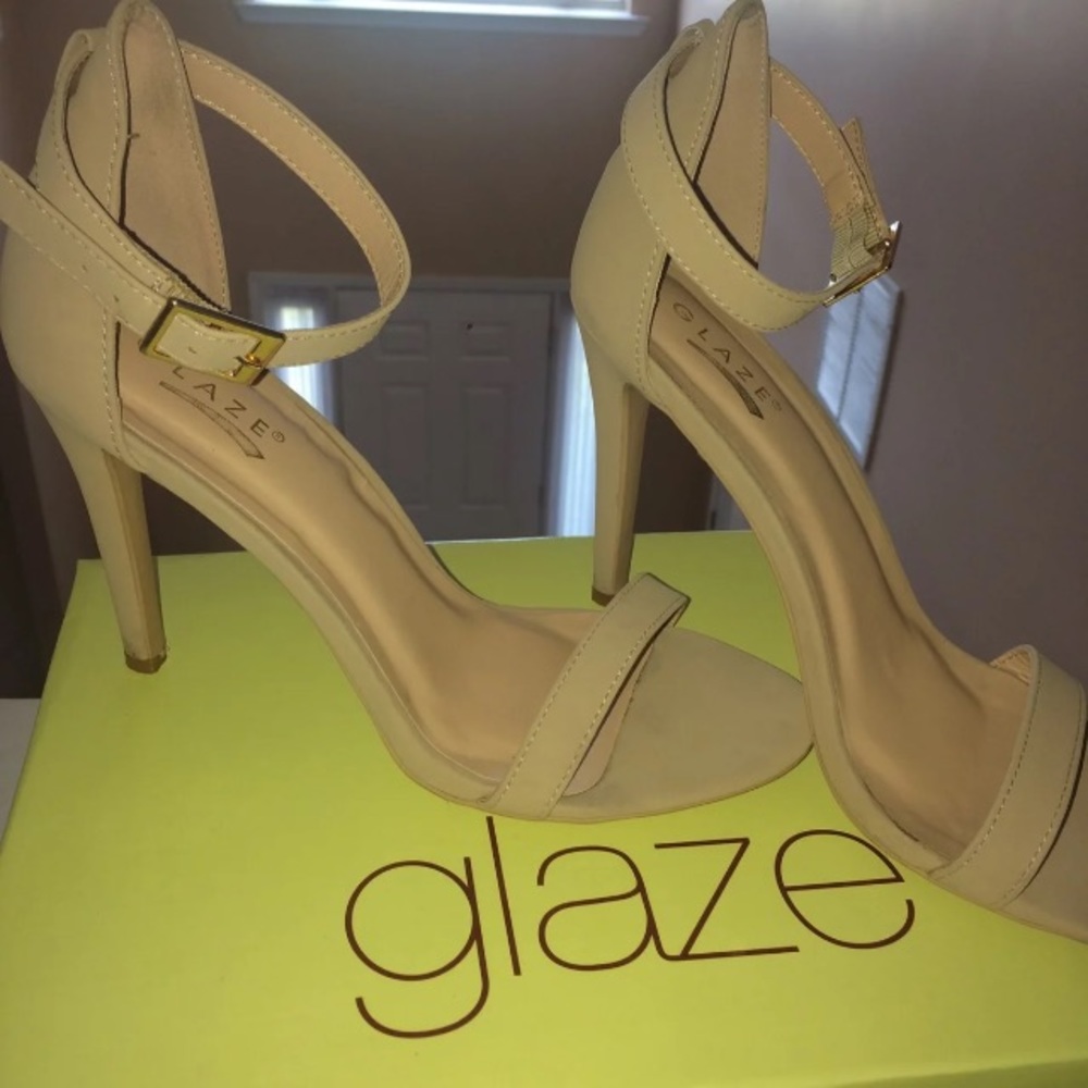Basic nude heels